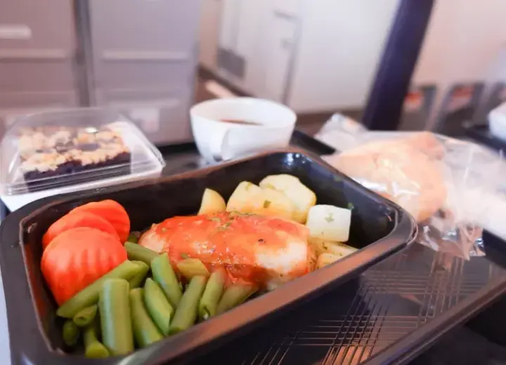 Czy można przewozić jedzenie w bagażu podręcznym Wizz Air? Oto zasady