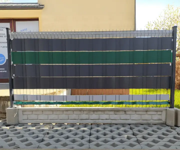 Czym zasłonić płot betonowy? Sprawdzone metody na poprawę wyglądu