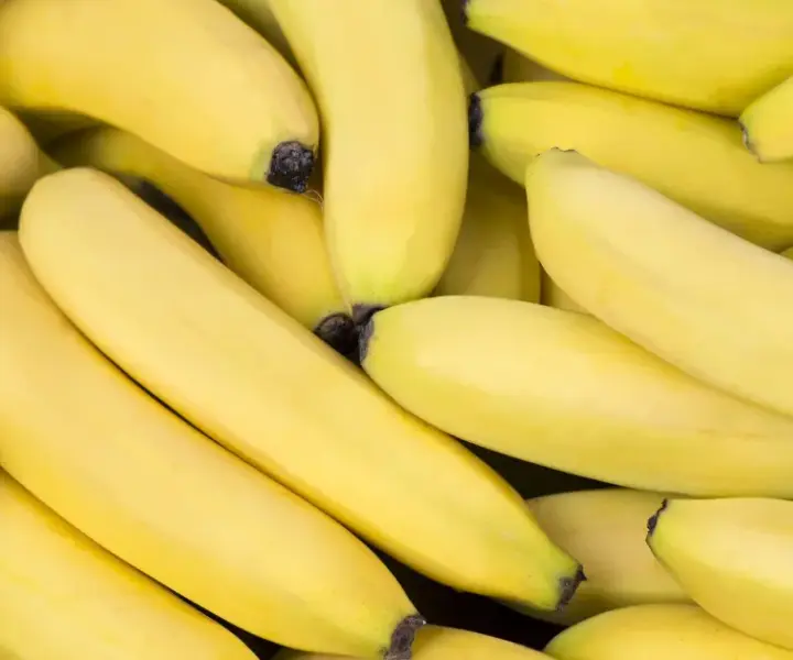 Czy banan uczula niemowlaka? Objawy i jak wprowadzać do diety