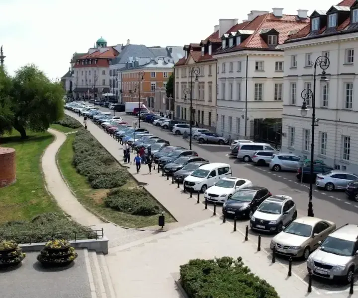Gdzie zaparkować przy teatrze kwadrat? Opcje parkingowe w Warszawie