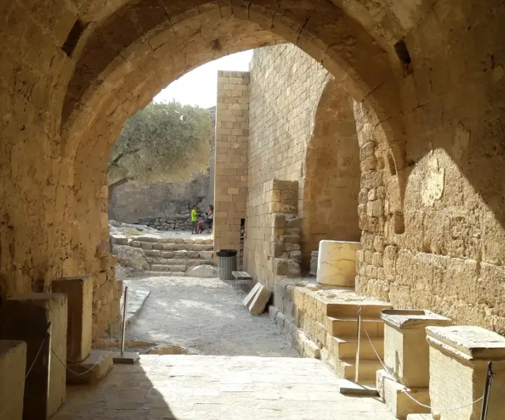 Akropol w Lindos: Magiczne schody historii, które zapierają dech w piersiach