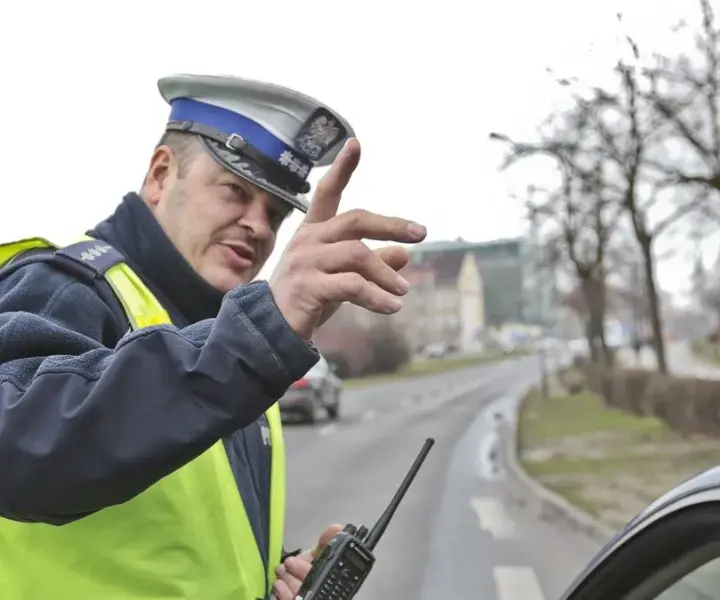 Białe czapki w policji – co oznaczają i jak wpływają na bezpieczeństwo?