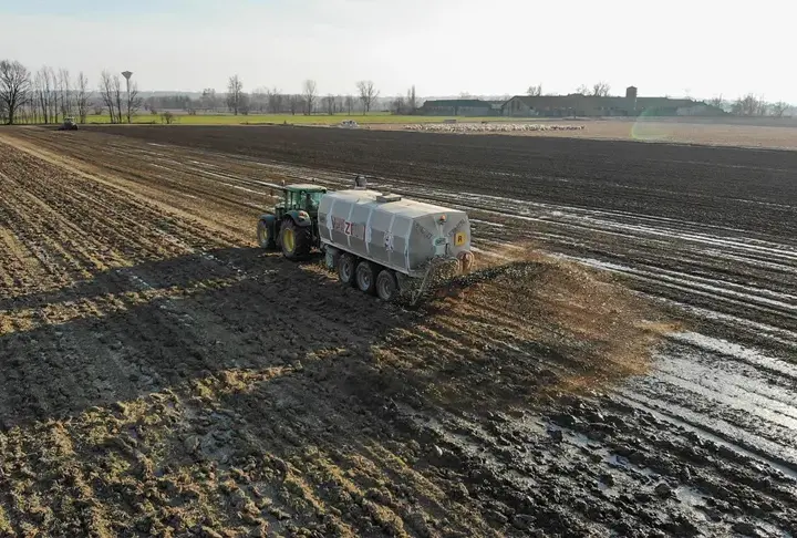 Jaką odległość od budynków mieszkalnych należy zachować przy wylewaniu gnojowicy