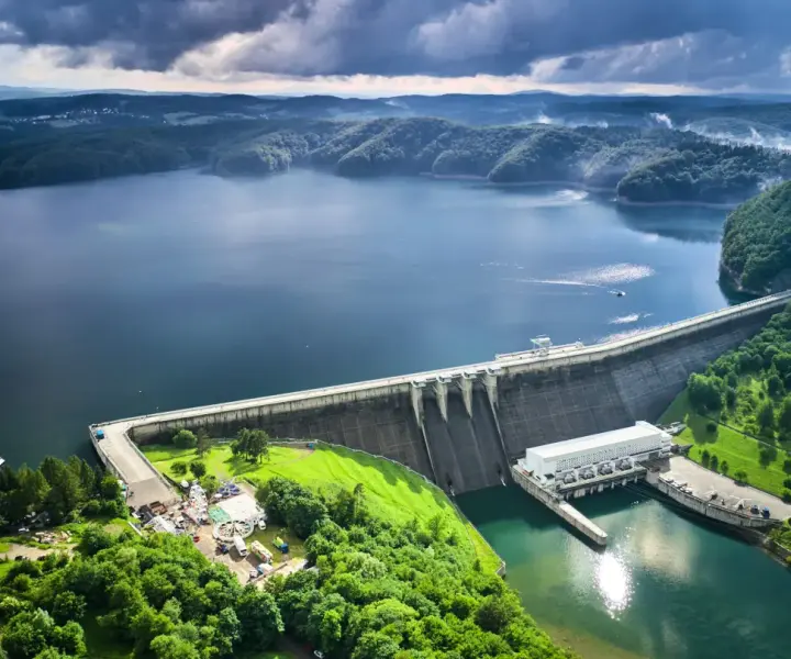 Pozyskiwanie energii wodnej: skuteczne metody i ich wpływ na środowisko