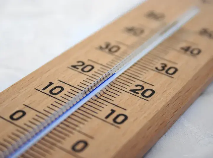 Jaka temperatura wody do kąpieli w morzu jest idealna dla komfortu?