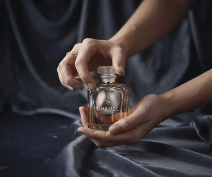Jak otworzyć butelkę po perfumach bez jej uszkodzenia?