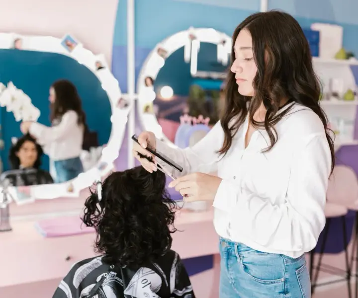 Ile zarabia salon fryzjerski? Poznaj realne koszty i zyski z biznesu beauty