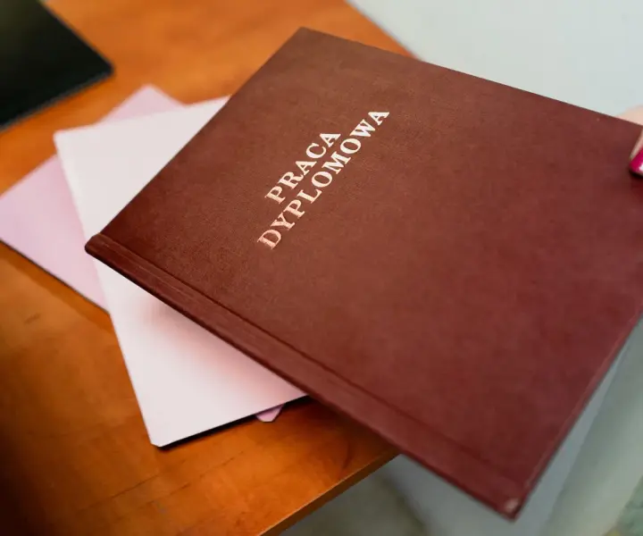 Ile trwa drukowanie pracy dyplomowej? Czas, który musisz znać