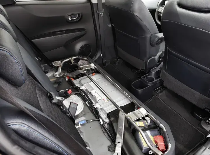 Gdzie jest akumulator w Toyota Yaris Hybrid? Oto zaskakujące miejsce