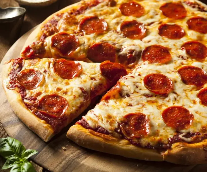 Ile cm ma duża pizza w Pizza Hut? Odkryj rozmiary i opcje