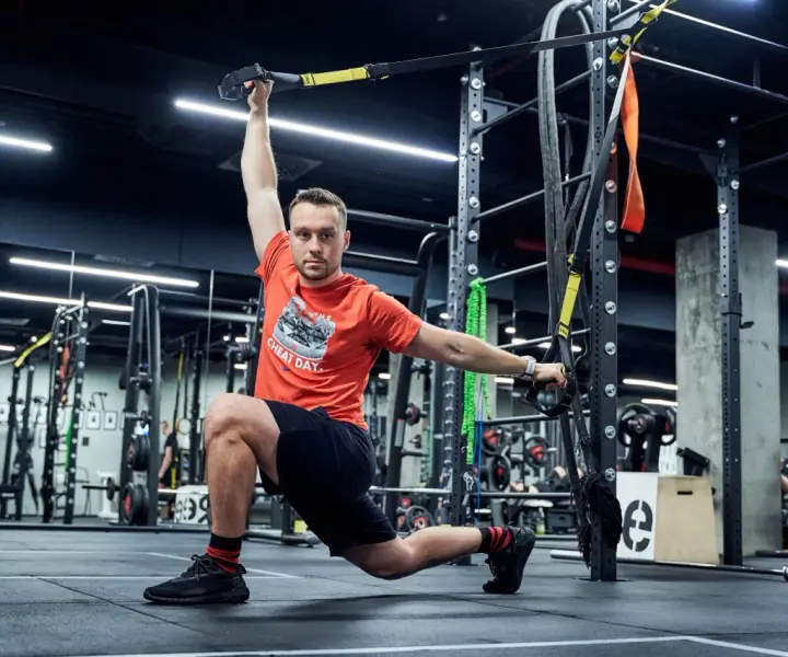 Plan Upper/Lower: Gotowy 4-dniowy trening + zalety i wady