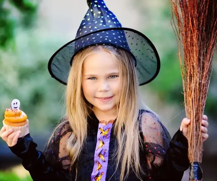 Jak zrobić strój czarownicy łatwo i tanio – kreatywne pomysły na Halloween