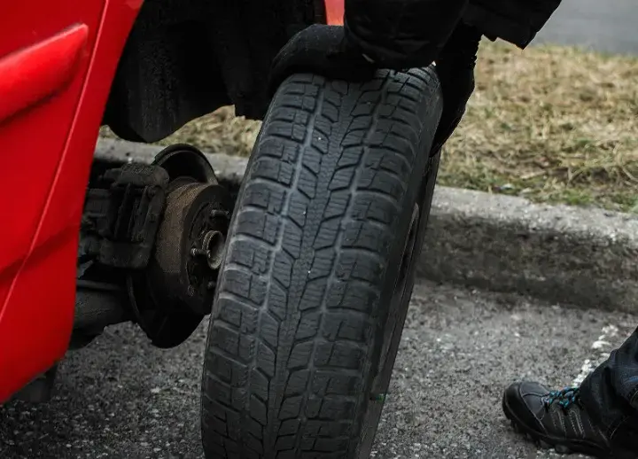 Jak łatwo i bezpiecznie zdjąć koło zapasowe w Iveco Daily – krok po kroku