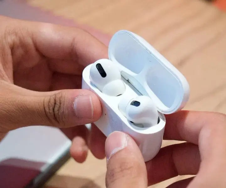 Dlaczego jedna słuchawka AirPods gra ciszej? Oto możliwe przyczyny