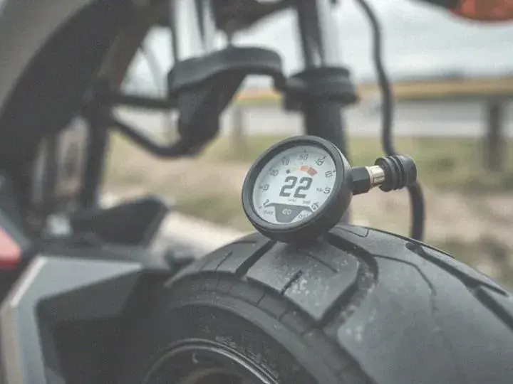 Ile ciśnienia w oponach motocyklowych? Uniknij niebezpieczeństw na drodze