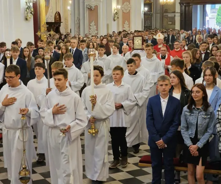 Ile biskup bierze za bierzmowanie? Sprawdź aktualne opłaty i koszty