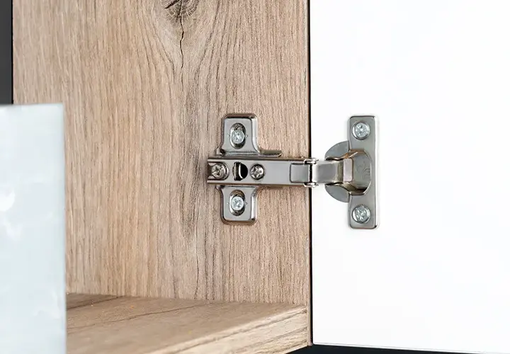 Czym są zawiasy bezpuszkowe i jak je prawidłowo zamontować? Kompletny przewodnik dla majsterkowiczów