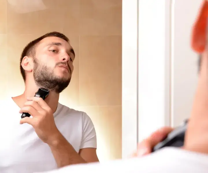 Jak używać maszynki do golenia, by uniknąć podrażnień i zacięć