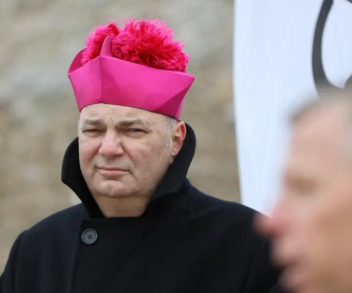 Kiedy biskup przechodzi na emeryturę? Zasady i ciekawostki o rezygnacji