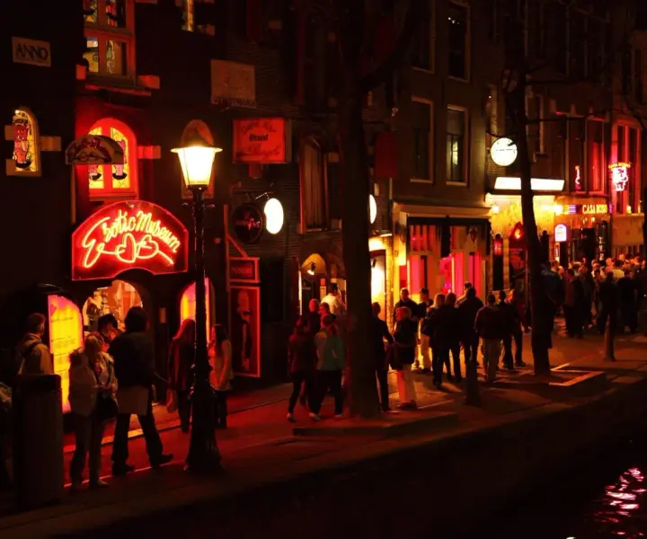 Niebieska ulica Amsterdam: co musisz wiedzieć przed wizytą w De Wallen