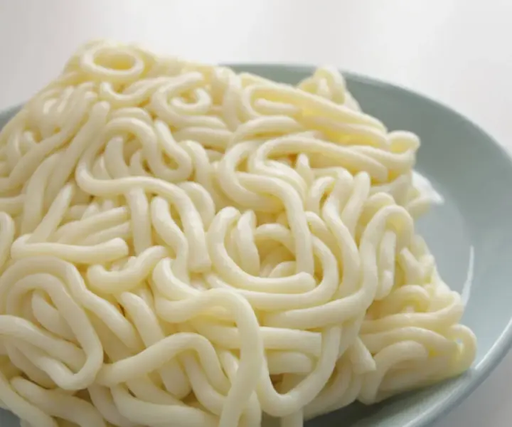 Makaron udon co to? Poznaj jego właściwości i zastosowania w kuchni