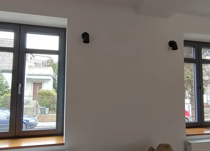 Parapet wewnętrzny: pod okno czy do okna? Prawidłowy montaż
