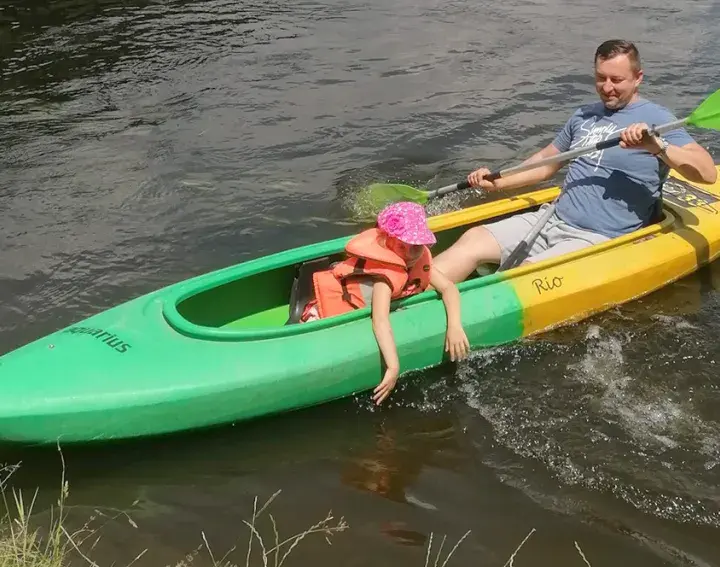 Kajaki od jakiego wieku? Bezpieczne pływanie z dziećmi w kajaku