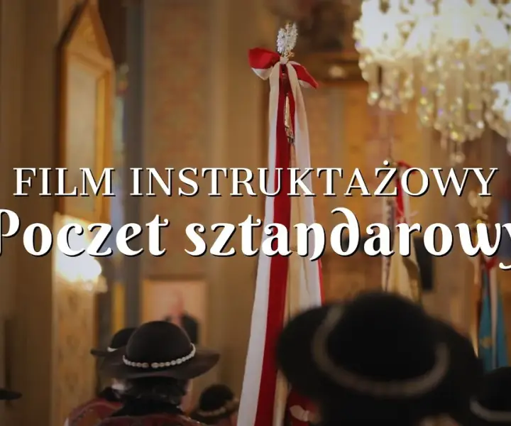 Kiedy opuszczać sztandar w kościele? Poznaj ważne zasady i rytuały