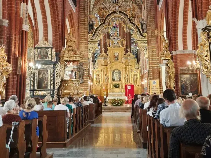 Kiedy kościół staje się sanktuarium? Kluczowe kryteria i znaczenie religijne