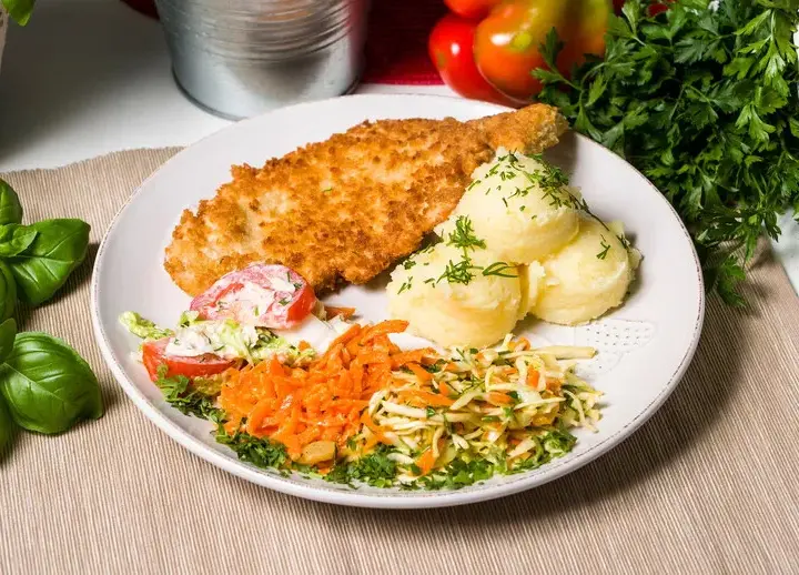 Jaką surówkę do ryby i frytek wybrać, aby zachwycić smakami?