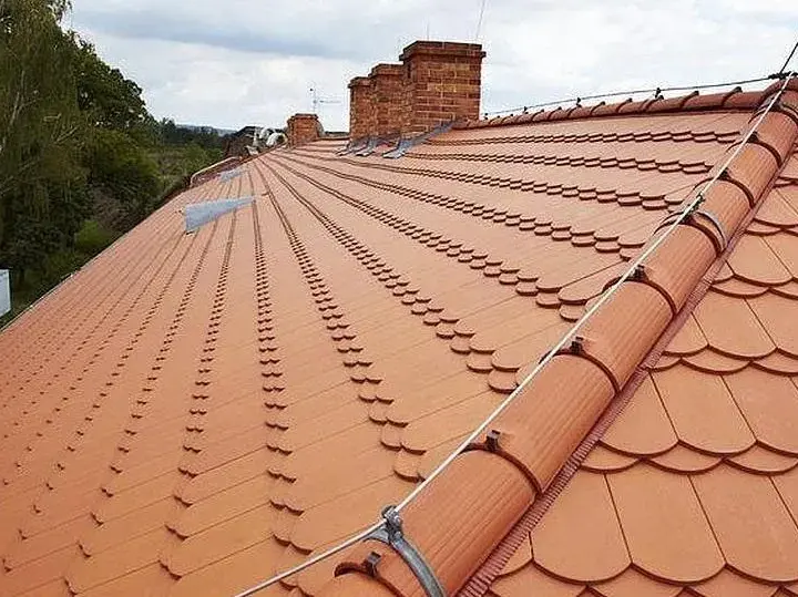 Ile waży dachówka karpiówka? Kluczowe informacje o jej wadze i zastosowaniu