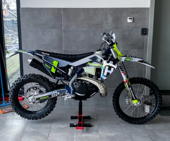 Okleina Husqvarna TE 250 – jak wybrać i zamontować trwałe naklejki do motocykla