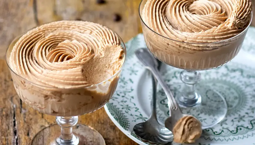 Due coppette di deliziosa mousse al caffè, guarnite con un vortice cremoso. Perfette per una pausa golosa.