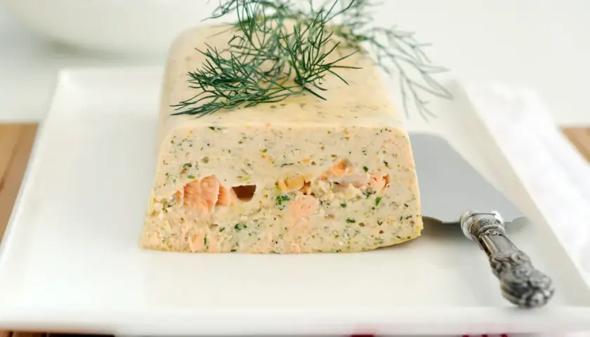 Un délicieux pain de poisson froid, garni d'aneth frais, prêt à être dégusté.