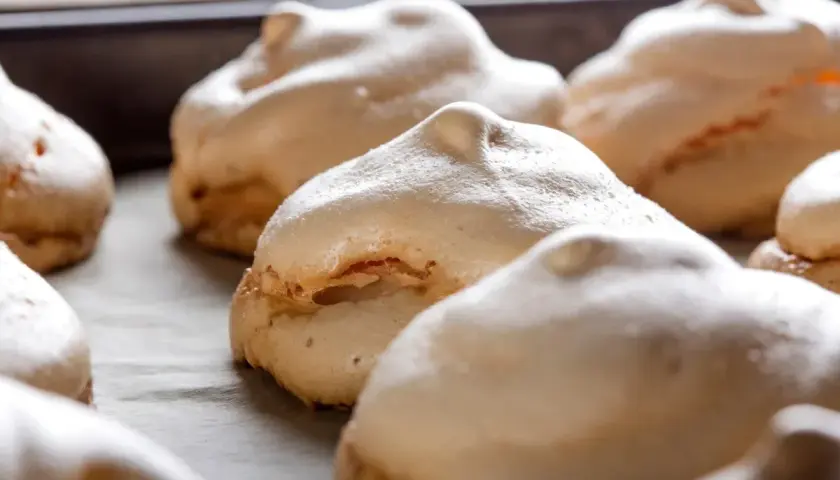 Des meringues suisses dorées et légères, prêtes à être dégustées.