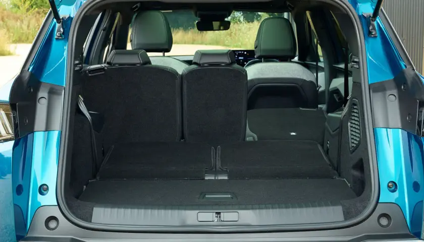 Det rymliga peugeot 5008 bagageutrymme med nedfällda säten, redo för din nästa resa eller shoppingtur.