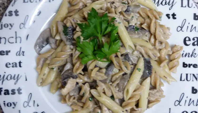 Pyszny makaron penne z kurczakiem i pieczarkami w sosie śmietanowym