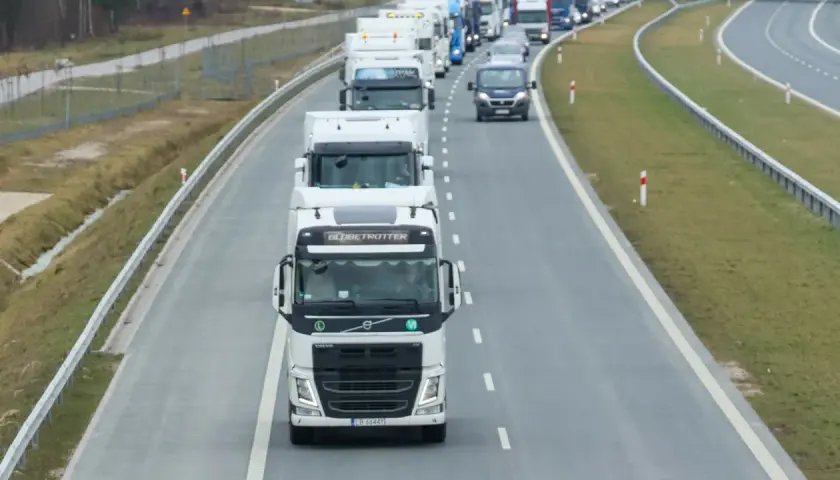 Korek na autostradzie, rząd białych tirów. Zastanawiasz się, ile długości ma tir? To potężne maszyny!