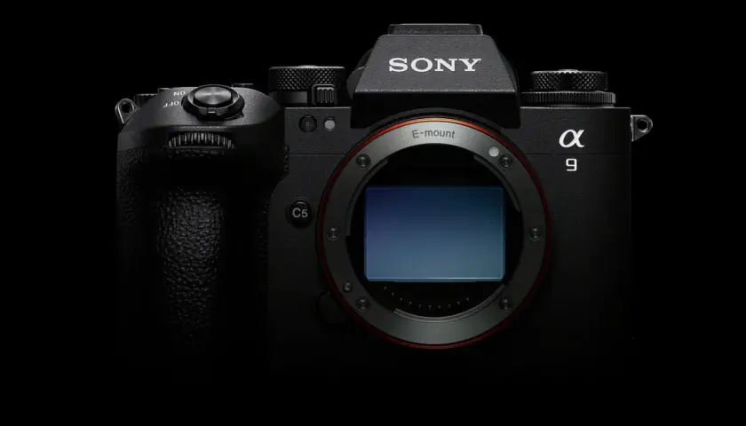 Czarny korpus aparatu Sony a9 III z widocznym bagnetem E-mount i sensorem.