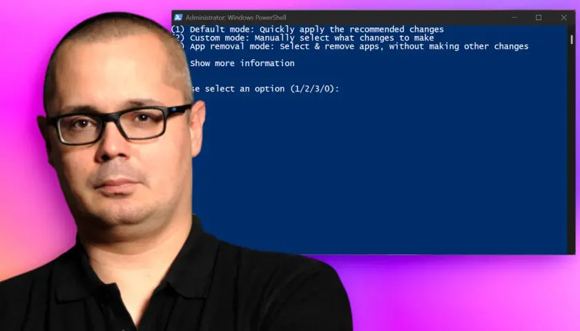 Mann mit Brille vor PowerShell-Fenster, das Optionen für einen Windows 11 Debloater anzeigt.