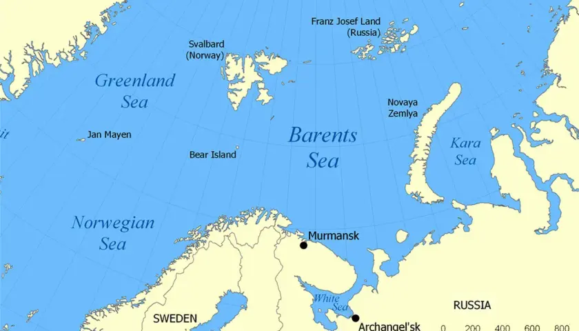 Mapa północnej Europy i Arktyki z zaznaczonym Morzem Norweskim, Morzem Grenlandzkim, Morzem Barentsa i Morzem Karskim. Widoczne Grenlandia, Svalbard, Nowa Ziemia, Rosja, Norwegia, Szwecja i Finlandia.