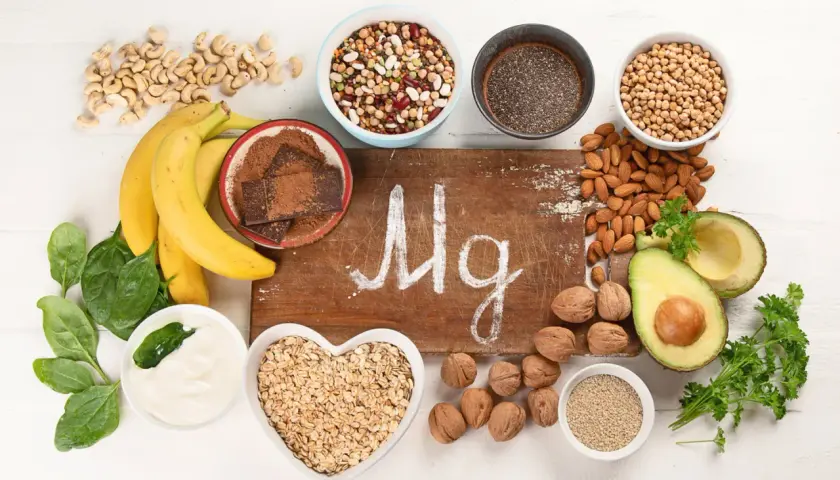 Magnesiumreiche Lebensmittel wie Bananen, Nüsse und Spinat können bei hohen Leberwerten helfen.