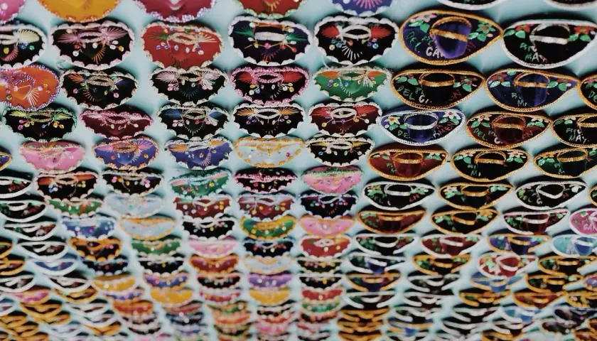 Kolorowe mini sombrero, idealne pamiątki i pomysły na to, co kupić w Meksyku.