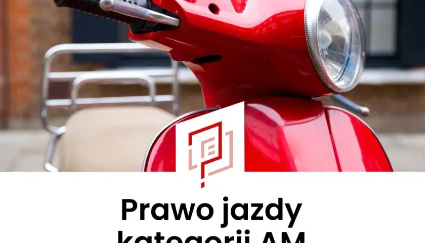 Czerwony skuter z chromowanym bagażnikiem i napisem "Prawo jazdy kategorii AM".