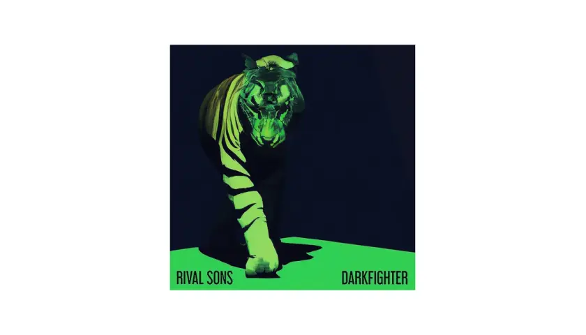 Tygrys w neonowym zielonym świetle, jak na okładce "Darkfighter" Rival Sons. "Bird in the hand" to tytuł, który przychodzi na myśl.