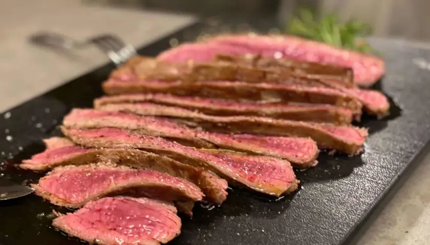 Succulenta tagliata di scottona, affettata finemente e condita con pepe. Perfetta per un pasto delizioso.