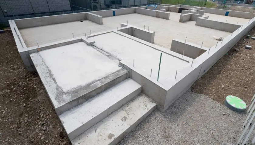 Fundament domu, betonowe ściany i schody. Trudno oszacować, ile waży dom, ale ta podstawa to już solidna konstrukcja.