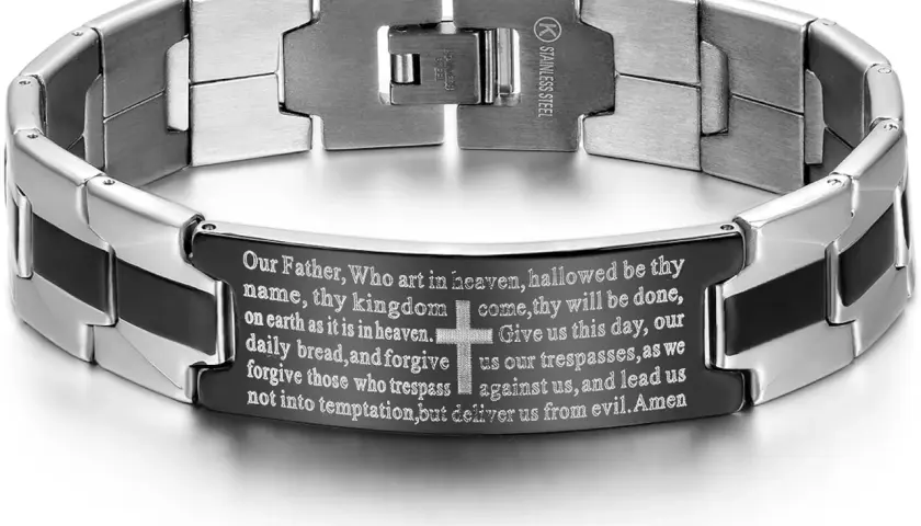 Bracciale in acciaio inossidabile con incisione del Padre Nostro in inglese. Un gioiello dal design moderno, con inserti neri e chiusura a scomparsa.