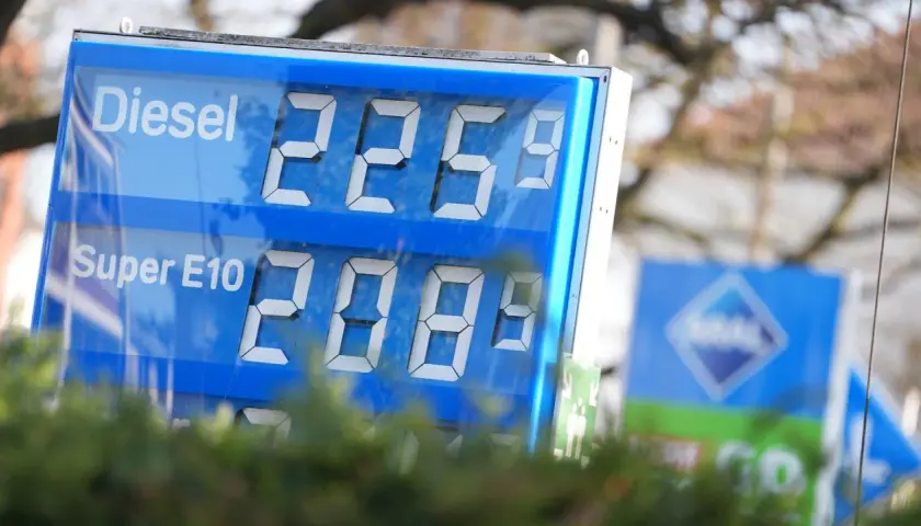 Preisschild an einer Tankstelle: Diesel kostet 2,259 €, Super E10 2,089 €. Was kostet der Liter Diesel?
