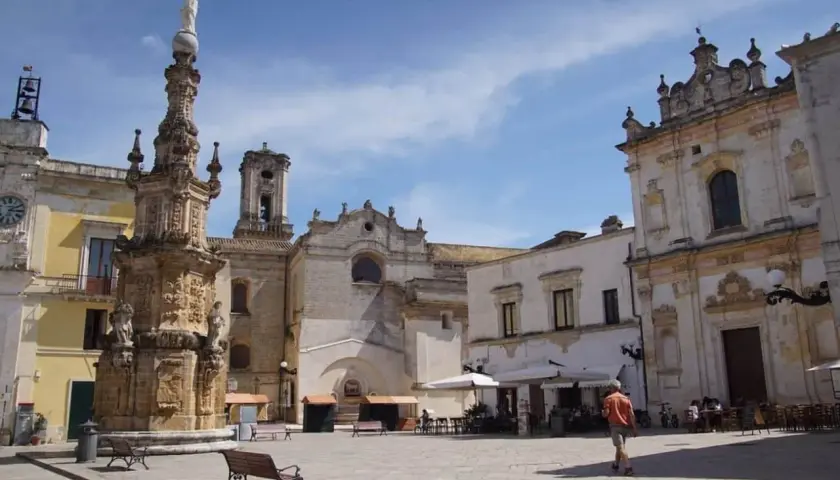 Piazza del Popolo a Nardò: un obelisco barocco domina la piazza con chiese e palazzi storici. Ideale per scoprire cosa vedere a Nardò.